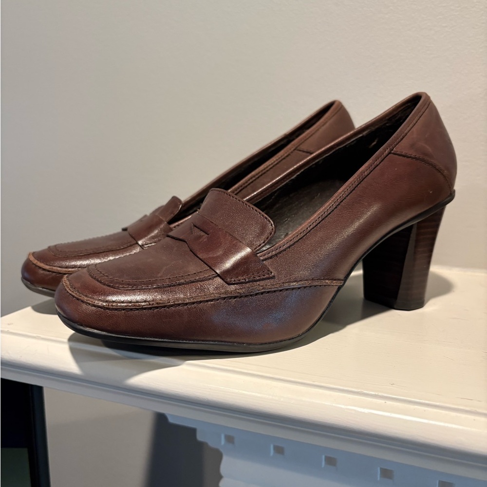 East 5th Women's Brown heeled penny loafers